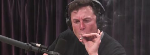 Elon Musk a admis être au bord de la crise de nerf Elon Musk en train de fumer un joint en direct à la radio