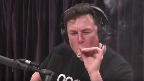 Elon Musk en train de fumer un joint en direct à la radio
