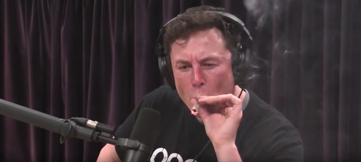 Elon Musk a admis être au bord de la crise de nerf Elon Musk en train de fumer un joint en direct à la radio