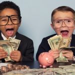 Deux enfants tenant des liasses de billets