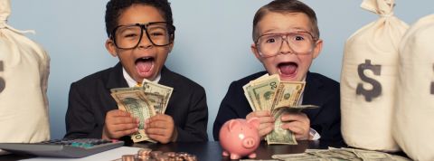 Les enfants devraient être rémunérés pour leurs données Deux enfants tenant des liasses de billets