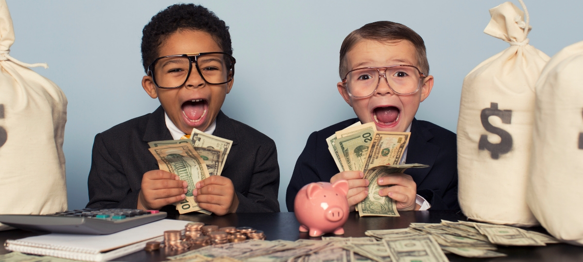 Les enfants devraient être rémunérés pour leurs données Deux enfants tenant des liasses de billets