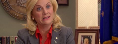 Ces expressions qui énervent entre collègues Leslie Knope, dans la série Parks & Recreation, énervée à son bureau