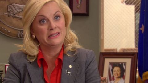 Leslie Knope, dans la série Parks & Recreation, énervée à son bureau