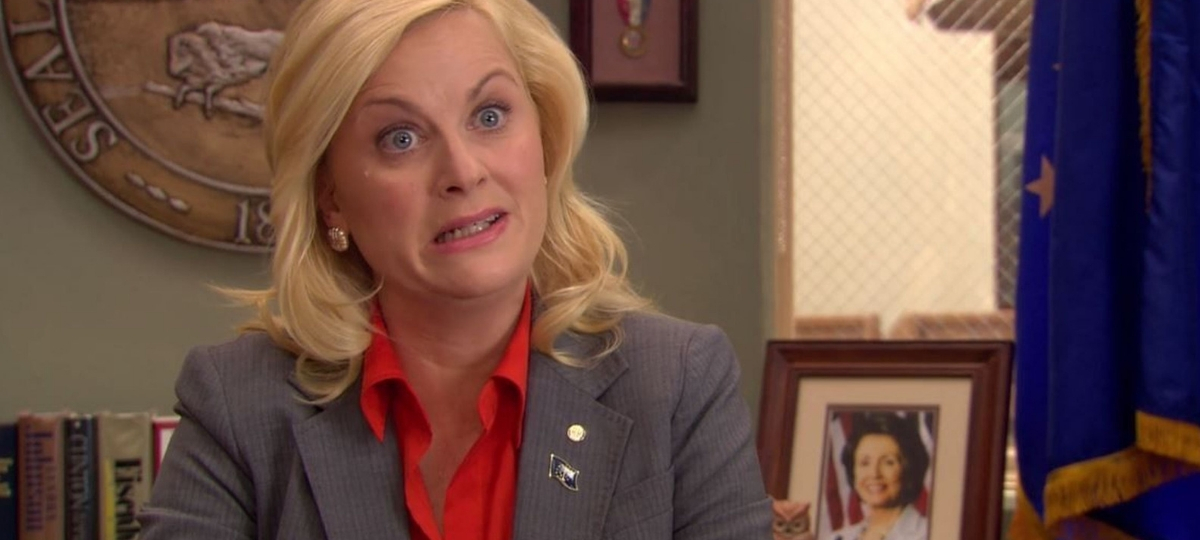 Ces expressions qui énervent entre collègues Leslie Knope, dans la série Parks & Recreation, énervée à son bureau