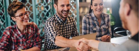 Quand les employés recrutent leurs collaborateurs, ça se passe mieux 3 personnes en train de faire passer un entretien à un homme
