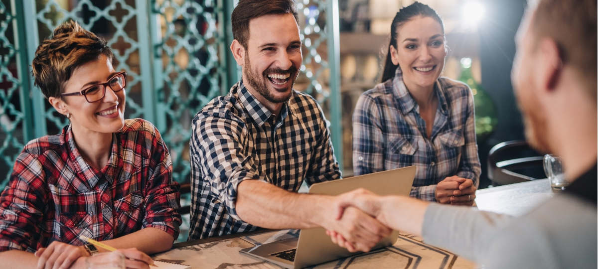 Quand les employés recrutent leurs collaborateurs, ça se passe mieux 3 personnes en train de faire passer un entretien à un homme