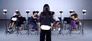 femme de dos devant des gens