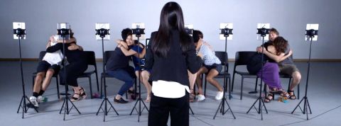 Lisa Park - Heartmonic femme de dos devant des gens