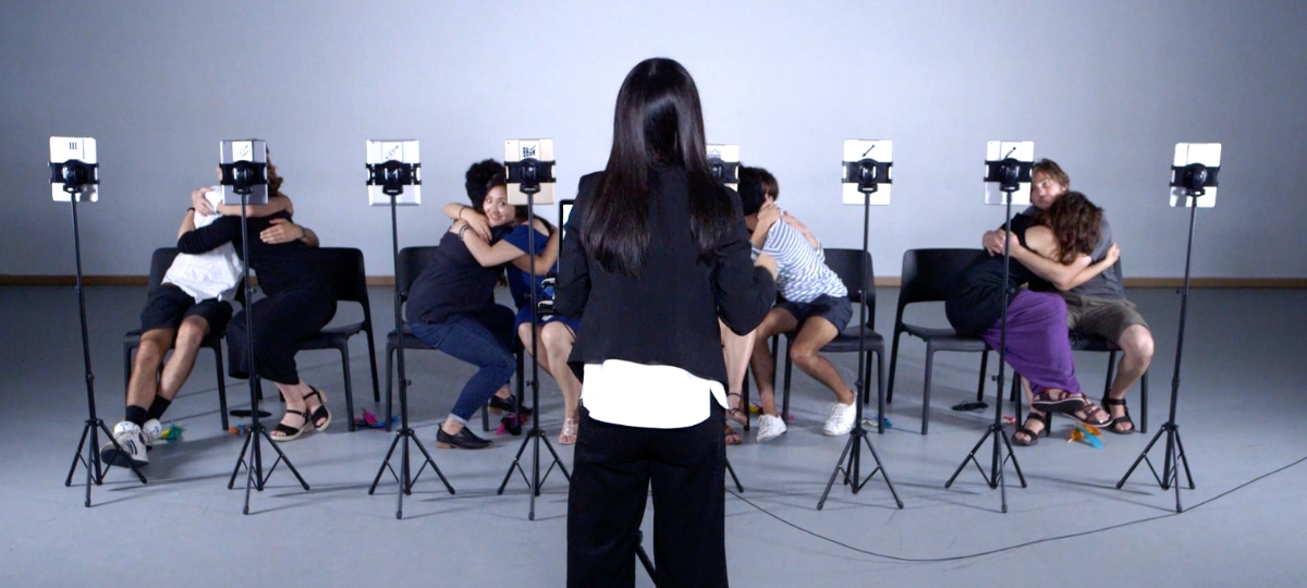Lisa Park - Heartmonic femme de dos devant des gens