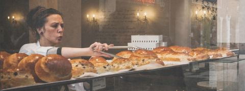 Dans la course à l'innovation, il est parfois bon de s'inspirer des commerces de tradition Une boulangère en pleine concentration