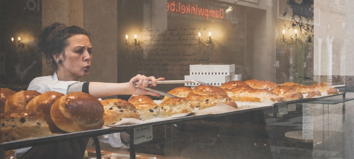 Dans la course à l'innovation, il est parfois bon de s'inspirer des commerces de tradition Une boulangère en pleine concentration
