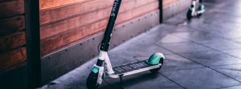 Trottinette électrique Lime dans une rue américaine