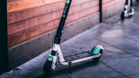 Trottinette électrique Lime dans une rue américaine