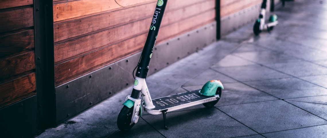 Trottinette électrique Lime dans une rue américaine