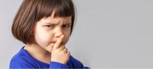 Une petite fille qui dit chut