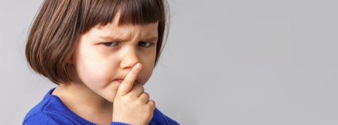 Les salariés ne veulent pas dévoiler leur salaire à leurs collègues Une petite fille qui dit chut