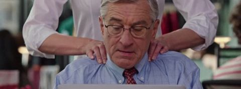 Est-ce vraiment aux entreprises de prendre en charge le bien-être de leurs employés ? Robert de Niro, dans le film Le Stagiaire, en train de travailler à son bureau et de se faire masser