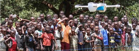 Des drones déployés par des ONG Un drone volant devant un groupe d'africains