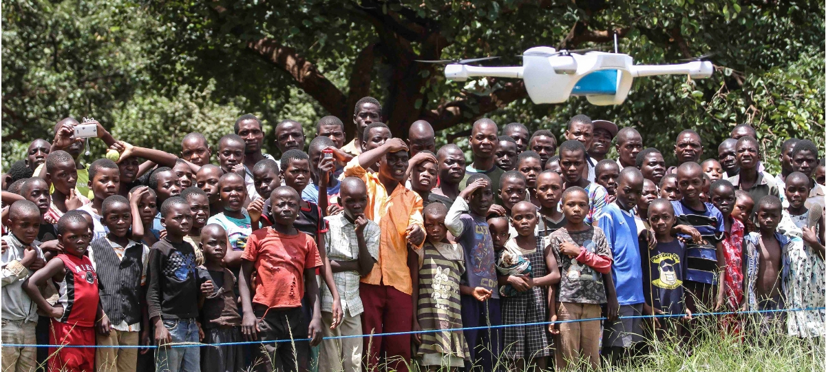 Des drones déployés par des ONG Un drone volant devant un groupe d'africains