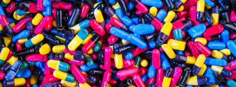 Etude : les millennials préférent le Doliprane à Instagram Pilules colorées