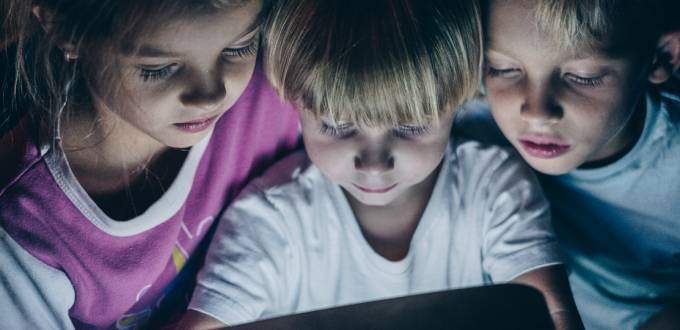 Addiction aux écrans : arrêtons de culpabiliser les parents