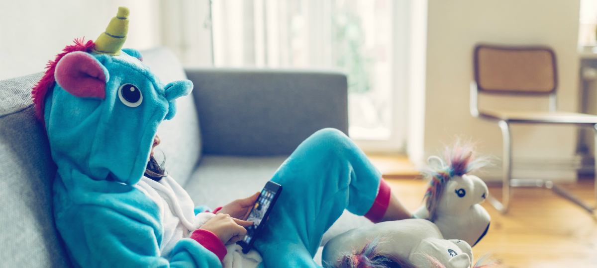 Une étude s'intéresse à la relation des jeunes avec les réseaux sociaux Enfant pyjama licorne