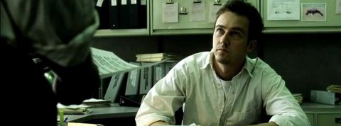 Trouvez du sens dans son bullshit job un homme assis sur son bureau regarde son patron