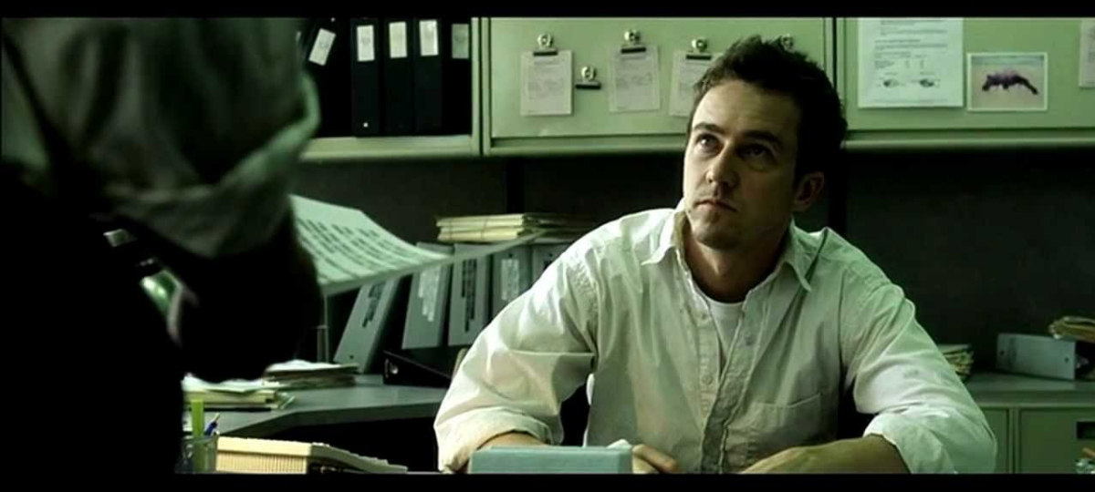 Trouvez du sens dans son bullshit job un homme assis sur son bureau regarde son patron