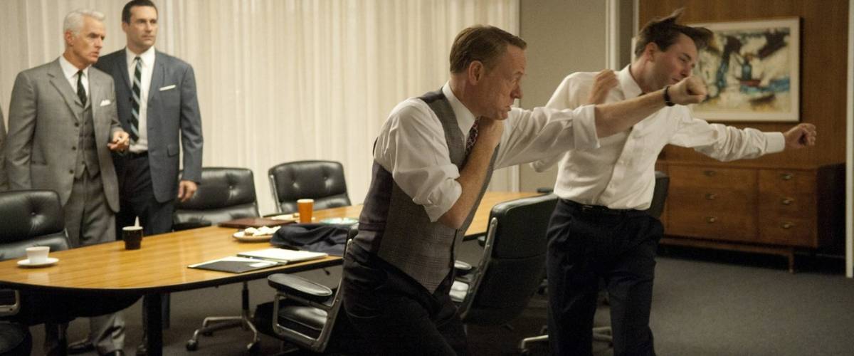 Comment réussir un recrutement en agence Les équipes de Mad Men en train de se battre