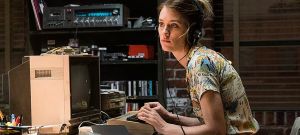 Extrait de la série Halt and Catch Fire où Cameron est devant son ordinateur