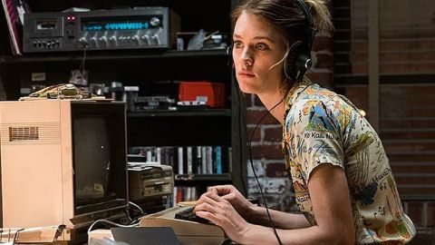 Extrait de la série Halt and Catch Fire où Cameron est devant son ordinateur