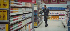 un home dans un supermarché