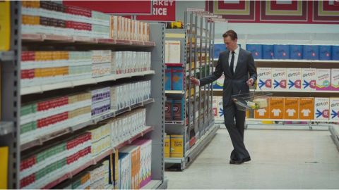 un home dans un supermarché