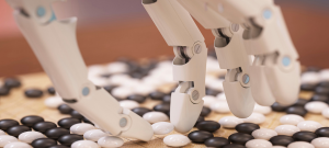 Une main robot qui joue au Go