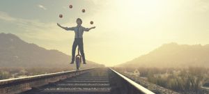 Un cycliste en train de jongler sur des rails