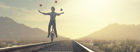On demande aux collaborateurs d'être motivé, à l'écoute, extraverti... Est-ce une bonne chose ? Un cycliste en train de jongler sur des rails