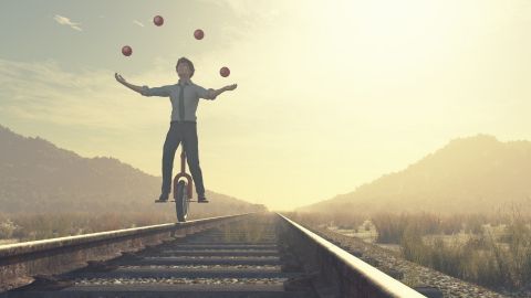 Un cycliste en train de jongler sur des rails