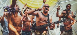 Musiciens torses nus