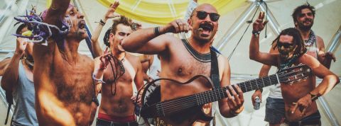 Jurgis Didžiulis, ce saltimbanque qui déride entreprises et gouvernements Musiciens torses nus