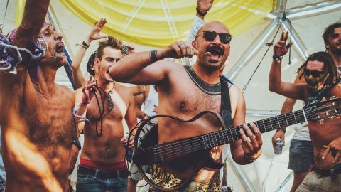 Musiciens torses nus