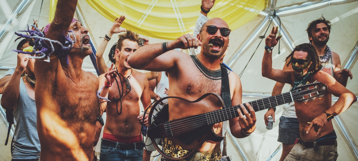 Jurgis Didžiulis, ce saltimbanque qui déride entreprises et gouvernements Musiciens torses nus