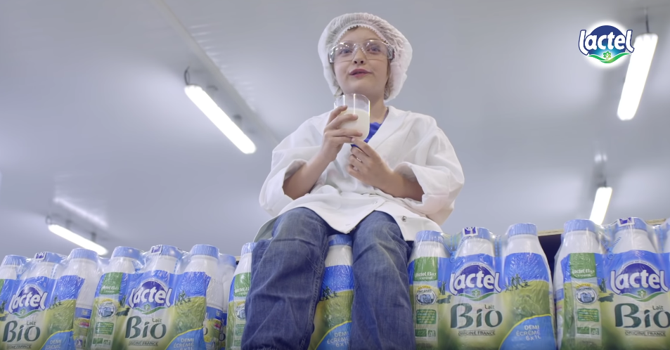 Lactel part en campagne contre les clichés Un enfant sur des packs de lait