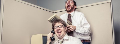 un employé au téléphone énerve son collègue