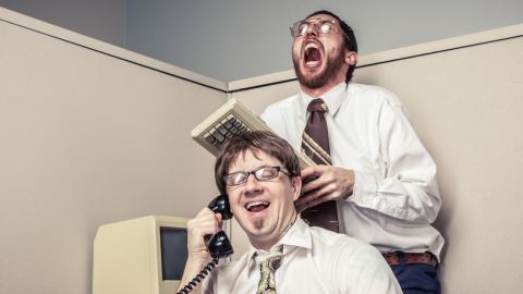 un employé au téléphone énerve son collègue