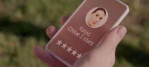 une main tient un téléphone portable avec un système de notation