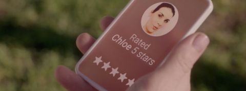 Noter ton prochain, tu éviteras une main tient un téléphone portable avec un système de notation