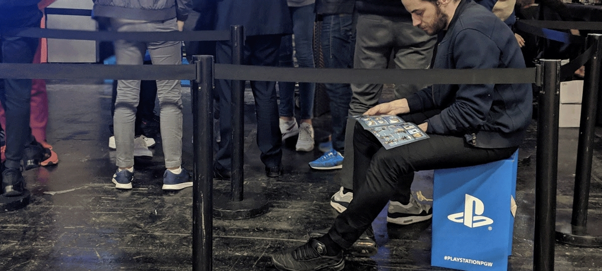 Un tabouret Playstation pour faire la queue à la Paris Game Week