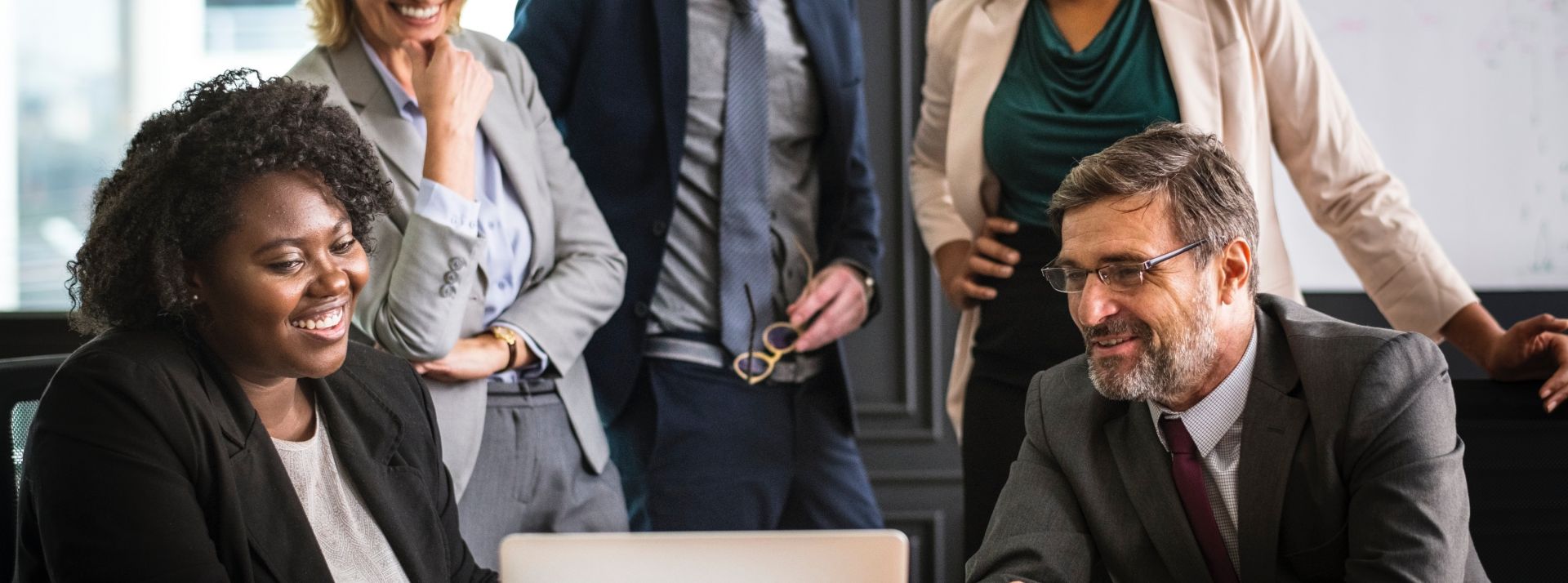 Des employés fiers de partager les contenus de leur entreprise Des employés fiers de leur entreprise