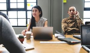 Les membres du jury prêtent attention aux propositions des candidats